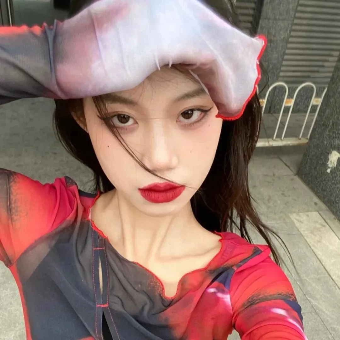 奇幻校园漫改《偶然发现的一天》超清在线：觉醒的漫画女配逆天改命，撕毁烂尾剧本